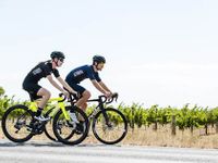 Zwei Rennradfahrer auf Cerv&eacute;lo R&auml;dern der S-Serie